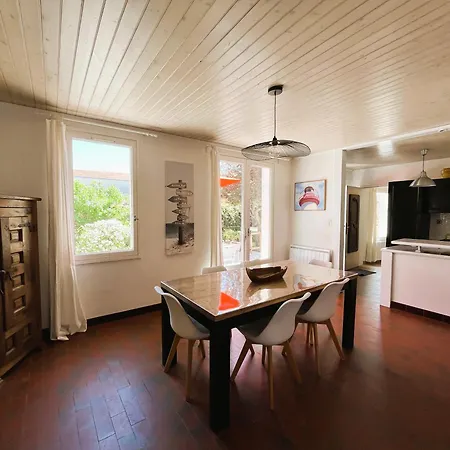 Saline Maison Spacieuse A Le Flotte En Re 拉弗洛特